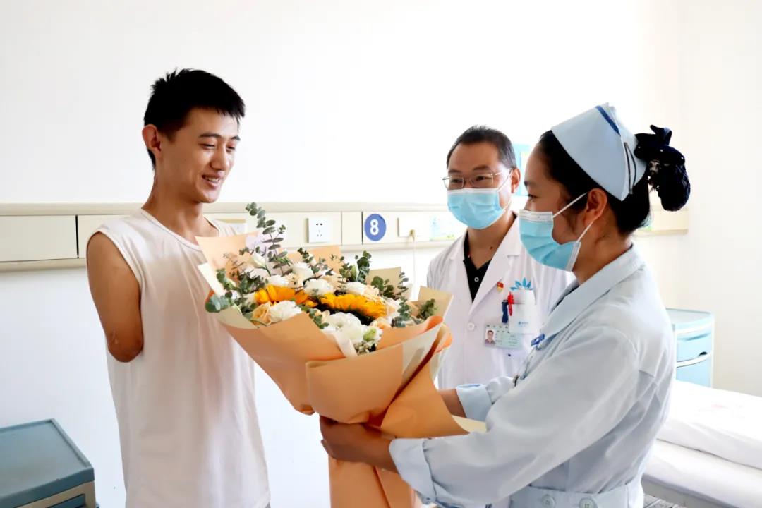 【保山安利醫(yī)院】雖然失去了雙臂，但他用堅強、樂觀的態(tài)度讓生活充滿陽光！