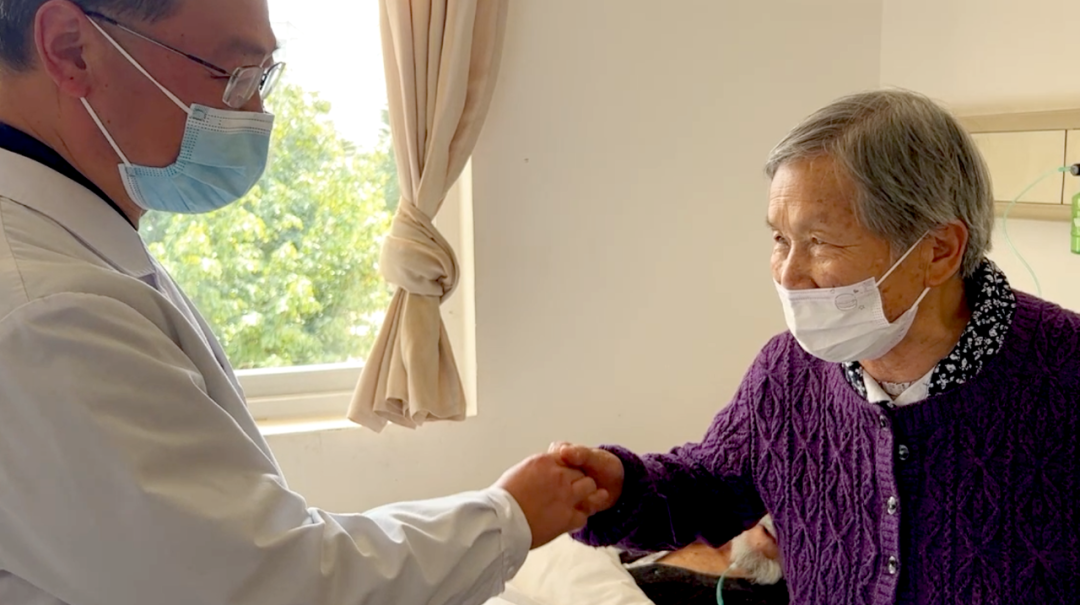 【保山安利醫(yī)院】百歲老人15年后再次到院做手術，老伴深表謝意“感謝你們給了他第二次生命”！