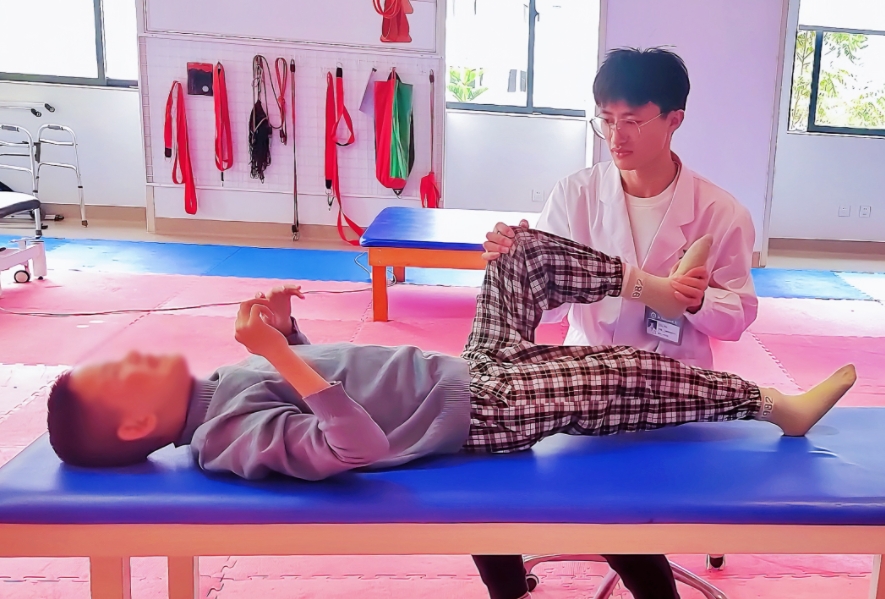 西藏12歲腦癱女孩千里求醫(yī)，綜合康復(fù)治療顯成效